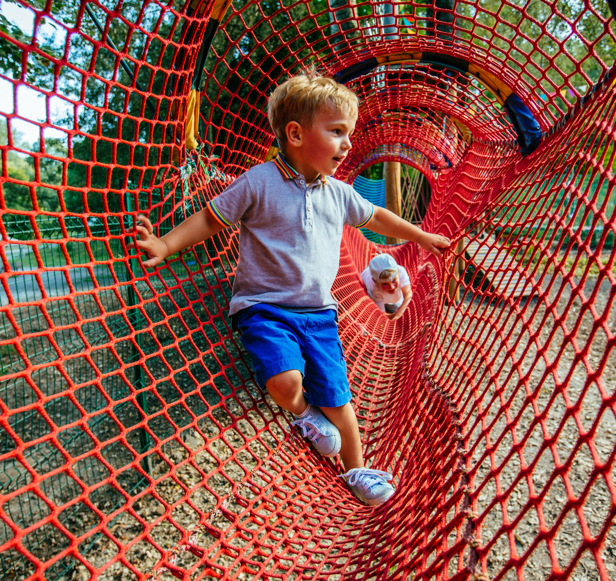 Kind im Gittertunnel