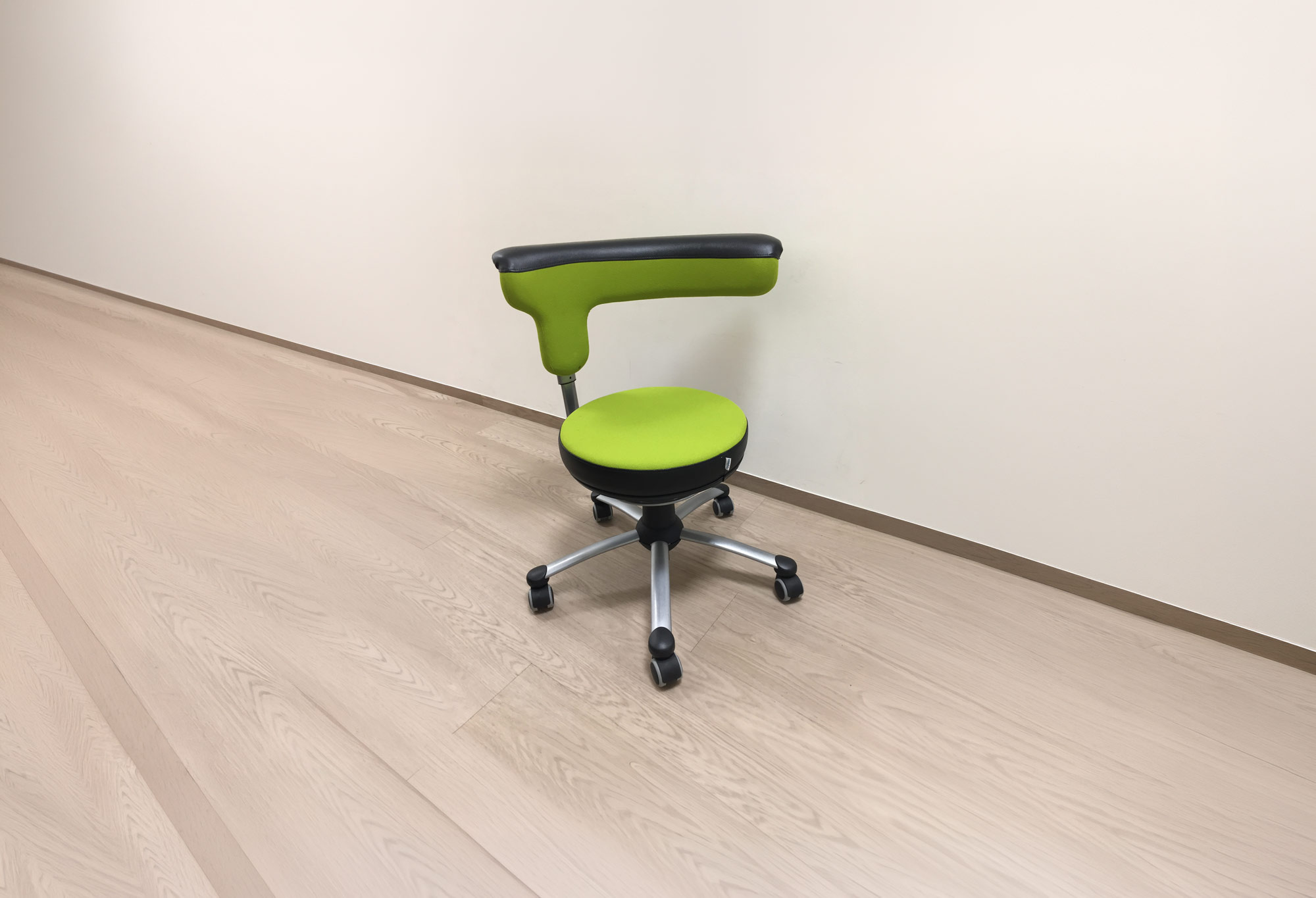 Ein ergonimischer Stuhl für die Erzieher im Flur