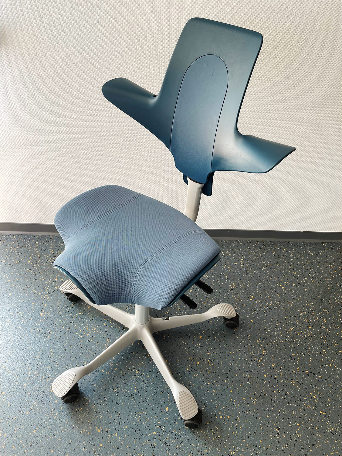 Ergonomischer Stuhl für Fachkräfte im Kindergarten