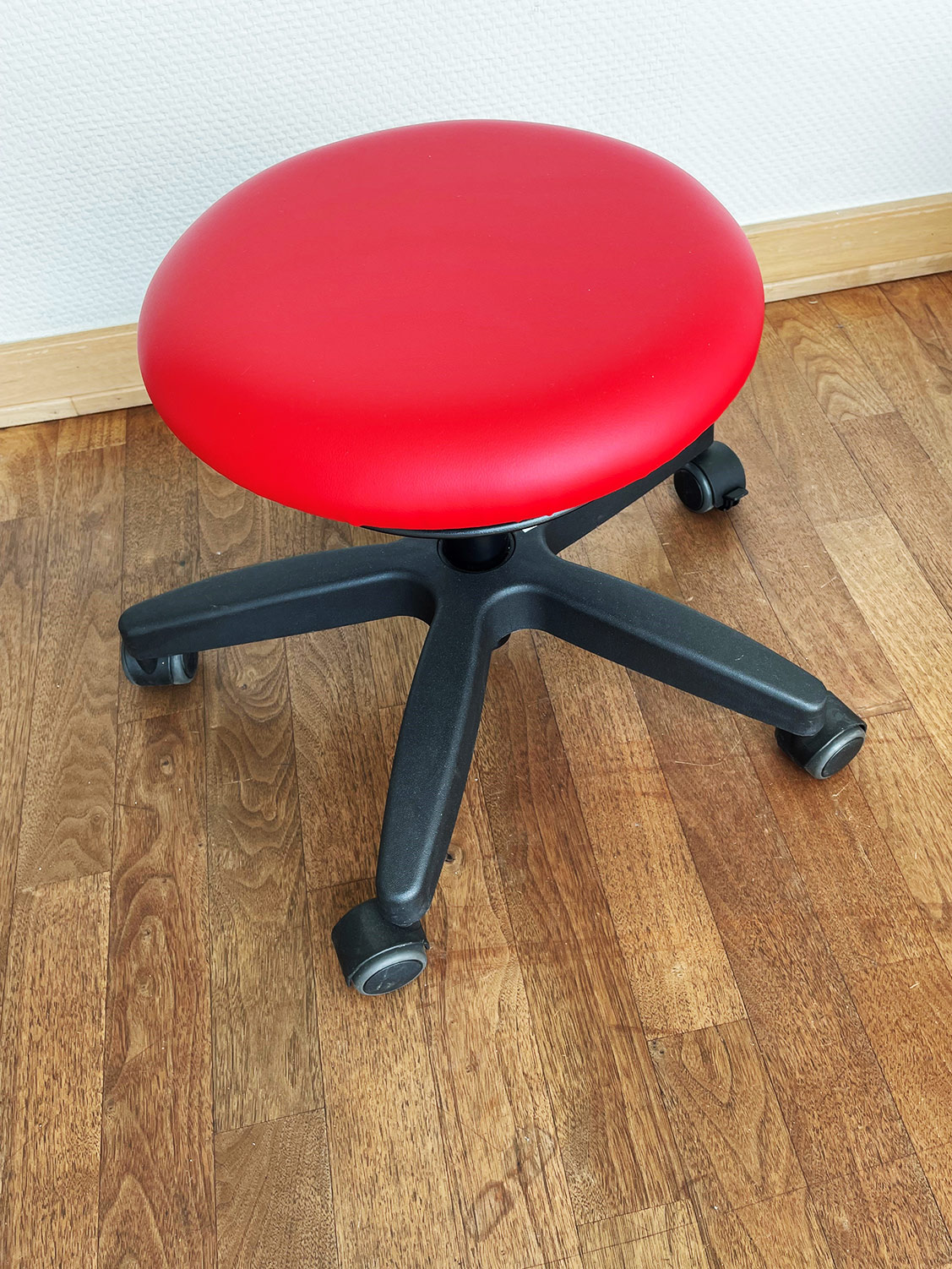 Roter Hocker für Erzieher im Kindergarten